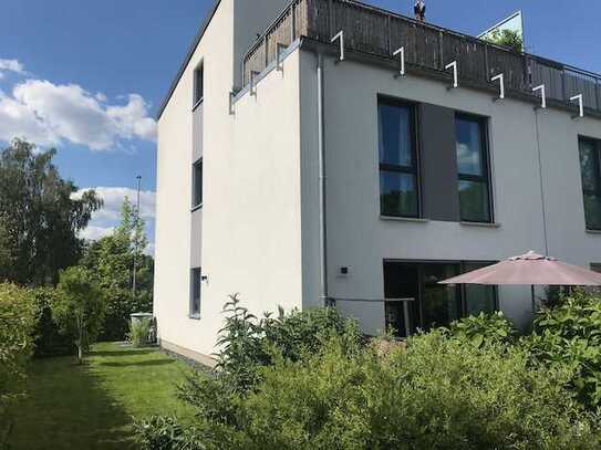 Energiesparende, großzügige Doppelhaushälfte mit Dachterrasse in zentraler Lage