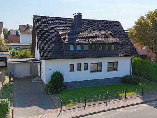 Stukenbrock: Ein- oder Zweifamilienhaus mit Garage und Garten