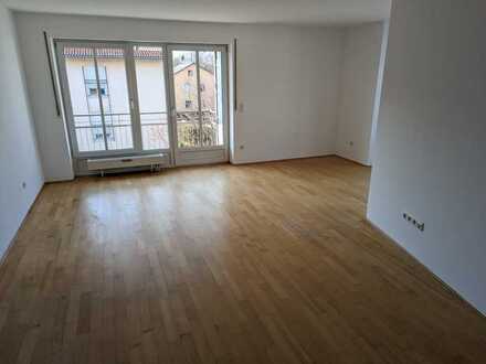 In Hebertshausen: Helle und gepflegte Wohnung mit vier Zimmern und Balkon