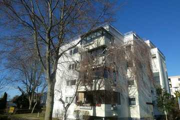 Platzbietende und neu renovierte Wohnung mit Garage, Ost-Süd-Wintergarten, West-Balkon, Gäste-WC