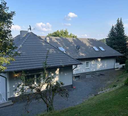 Geräumiges, preiswertes 12-Zimmer-Mehrfamilienhaus mit EBK in Knüllwald