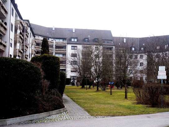 Geschmackvolle, modernisierte 2-Raum-Wohnung mit Balkon in Augsburg