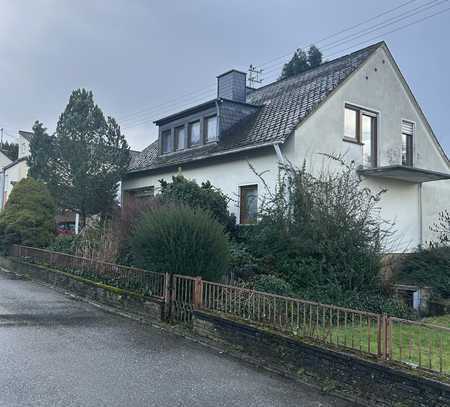 Zweifamilienhaus im Grünen mit geräumiger Garage -für Handwerker geeignet - in 56077 Immendorf