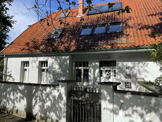 Modernisierte Bauernhaushälfe mit fünf Zimmern / Garten und Einbauküche in Hannover