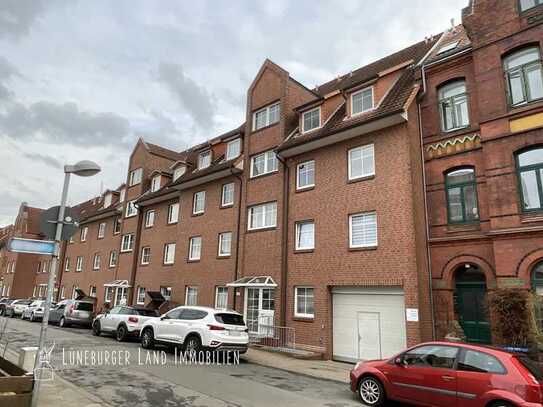 Charmante 2-Zi.-DG-Wohnung und tollem Blick auf Lüneburgs St.-Michaelis-Kirche - sofort vermietbar