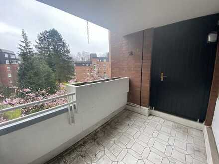 Renovierungsbedürftige 3-Zimmer Wohnung mit Tiefgaragenstellplatz im Grünen!