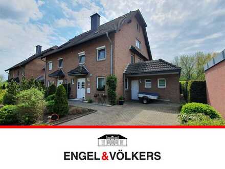Willkommen im Traumhaus: Elegante Doppelhaushälfte am Seeberg mit zauberhaftem Garten und stilvol...