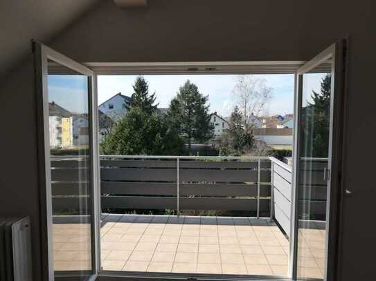 Helle 3-Zimmer-Dachgeschosswohnung mit Balkon und neuer Einbauküche in Karlsruhe-Neureut