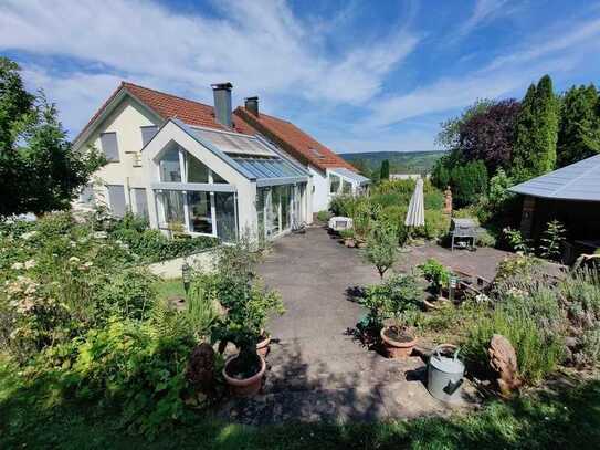 Charmantes Haus mit außergewöhnlichem großem Garten in Top Aussichtslage