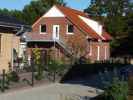 Moderne Dachgeschoss-Wohnung im Zweifamilienhaus