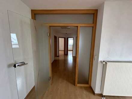 Attraktive 3,5-Zimmer-DG-Wohnung mit Einbauküche in Oberndorf