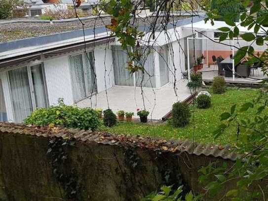 Exklusives Einfamilienhaus im Bungalow-Stil mit großem Süd-Garten in Zuffenhausen