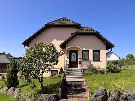 Neuwertiges Einfamilienhaus in ruhiger Wohngegend, gute Verkehrsanbindung