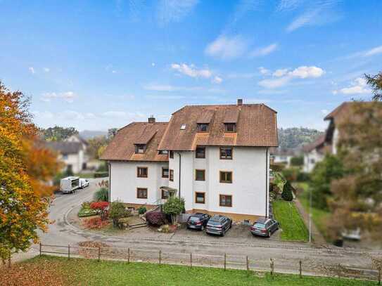 Einzugsbereite gemütliche Dachgeschosswohnung mit Balkon, Kachelofen und Garage in Worblingen