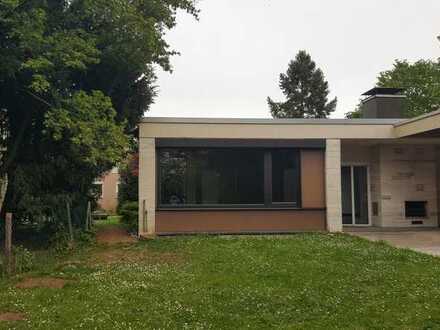 Wohnen und Arbeiten auf einer Ebene, großzügiger Bungalow in guter und ruhiger Lage