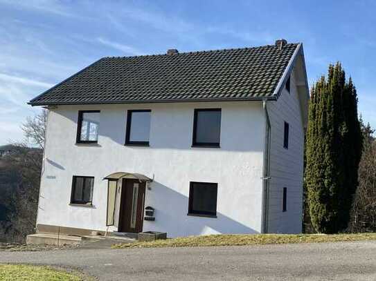 Einfamilienhaus mit Garten und Garage