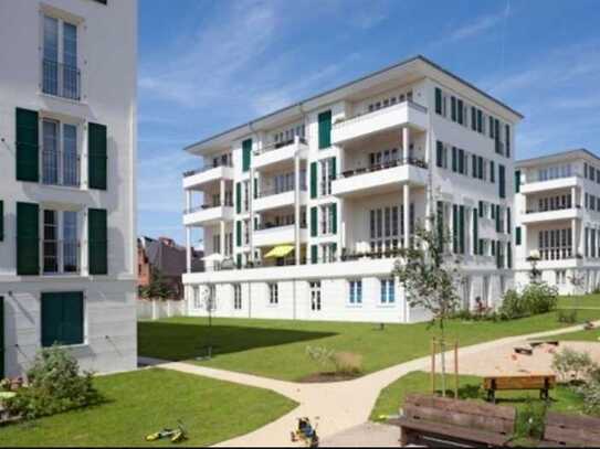 Neuwertige Wohnung mit dreieinhalb Zimmern sowie Balkon und EBK in Berlin