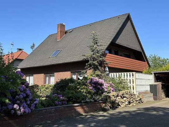 Loxstedt-Stinstedt: Attraktives Zweifamilienhaus mit Wintergarten und Außenpool