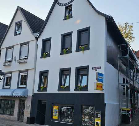 Charmantes Einfamilienhaus mit Gewerbefläche und Dachterrasse auf dem Marktplatz von Nidderau