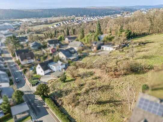 Sonniges Hanggrundstück zur direkten Bebauung