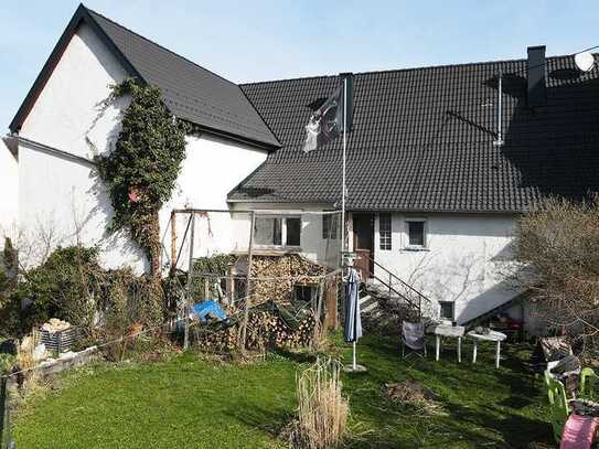 6 Zimmer plus Platz für Büro, Studio...
Haus mit viel Potenzial und großem Garten