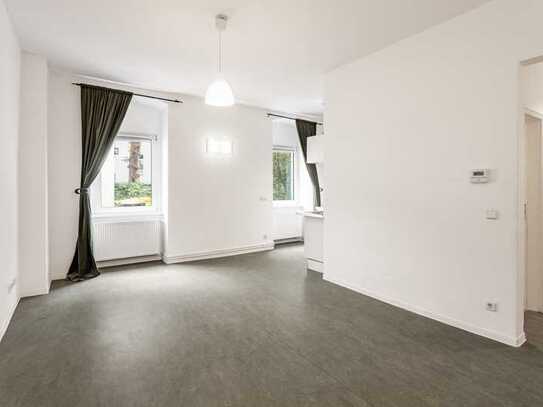 Ideally situated at Hobrechtbrücke. Move in ready studio apartment within green courtyard setting.