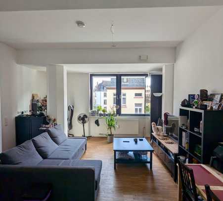 Lichdurchflutete 2-Raum-Wohnung *Unmobliert* mit EBK und Balkon in Frankfurt am Main