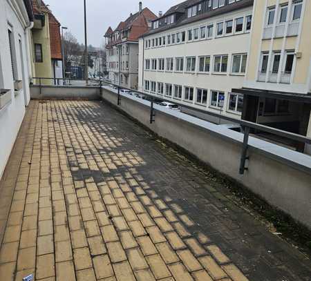 "Ungewöhnliches MFH inkl. Gewerbeeinheit, renovierungsbedürftig, in zentraler Lage v. Esslingen"