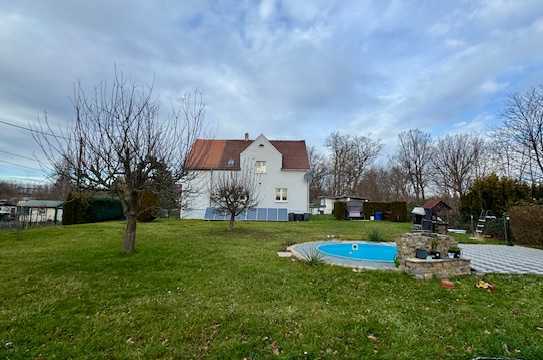 Ein- oder Zweifamilienhaus auf traumhaftem Grundstück mit Keller, Solar, Garagen und Nebengelass