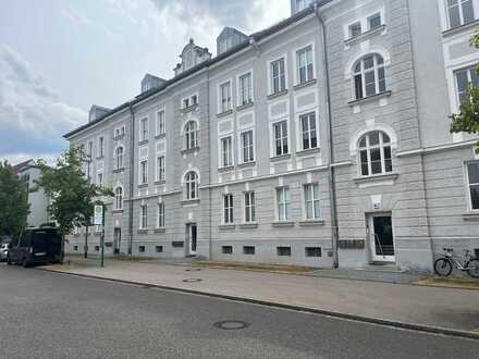 Wünderschöne DG-Wohnung in kernsaniertem Altbau