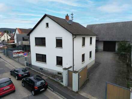 Sanierungsbedürftiges Ein-Zweifamilienhaus mit Innenhof und zwei Garagen in Neustadt-Mußbach