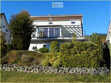 Großes freistehendes Haus mit Süd-Terrasse, großer Garten, Carport und Garage in ruhiger Lage