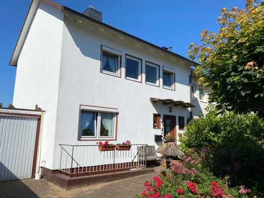 Kaltenkirchen: Endreihenhaus mit Garage, Carport und Keller!