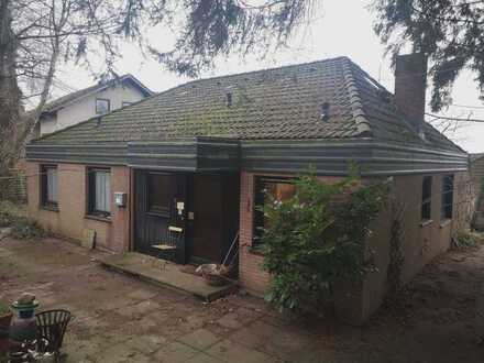 MOLFSEE ! ! ! EBENERDIG UND BEQUEM, WALMDACHBUNGALOW MIT POTENTIAL, IN GRÜNER FELDRANDLAGE