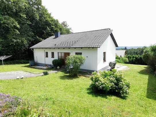 Auerbach b. Hengersberg: Bungalow mit 1.280 m2 Grundstück in Waldrandlage m. herrlicher Fernsicht!