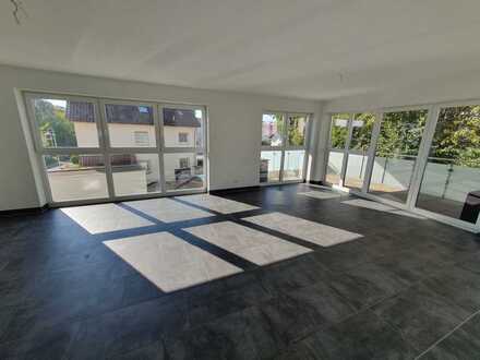 Schöne helle Wohnung mit vier Zimmern sowie Balkon und Einbauküche in Eislingen