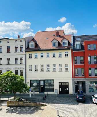 Modernes Ladenlokal mit großer Schaufensterfront