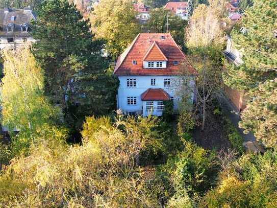 Beeindruckende Wohnung im Hochpaterre mit Hobby-/ Büroräumen und Keller