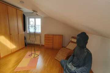 Schöne 3-Zimmer-Dachgeschosswohnung mit Balkon in Alteglofsheim