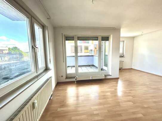 Sonnige und frisch modernisierte 1,5 Zi-Wohnung mit Balkon / EBK / TG in Ditzingen