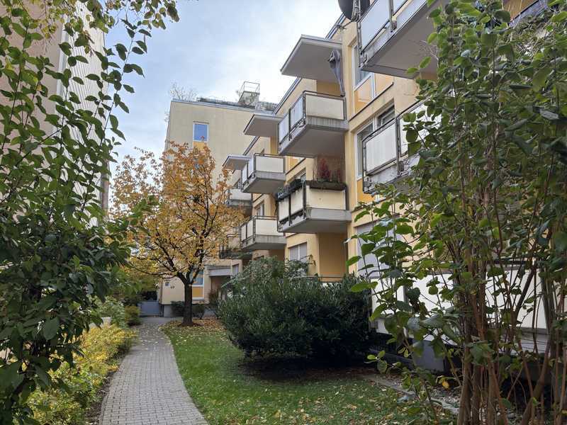 Zentral und ruhig wohnen im Westend: Hinterhaus mit Blick in den Innenhof, Balkon und TG-Stellplatz