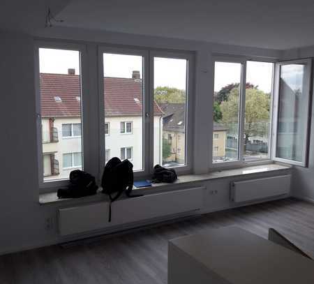 Dachgeschosswohnung mit zwei Zimmern und EBK in Hannover-Vahrenwald