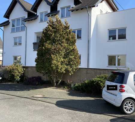 Modernisierte 9-Zimmer-Wohnung mit Balkon in Erpel