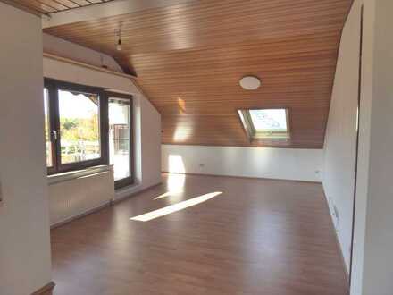Schöne 2 Zi-DG-Wohnung mit Balkon, Keller und Pkw-Stellplatz