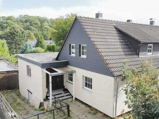 Schöne Doppelhaushälfte mit großzügigem Garten in bevorzugter Lage in Hi/ Moritzberg (Waldquelle)