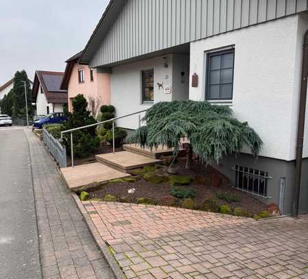 Neuwertiges Einfamilienhaus mit Ausbaupotential, wunderschönem Garten, hochwertiger EBK und Garage