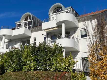 Schöne 2,5 Zimmer-Wohnung DG mit Balkon, Einbauküche und Garage