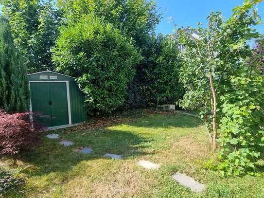 EG-Wohnung, zwei Zimmer, großer Garten/Terrasse und Einbauküche/Außenstellpl. und Keller