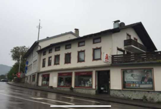 Das Wohn- und Geschäftshaus, liegt im alten Ortszentrum am Kirchplatz, in 83233 Bernau am Chiemsee