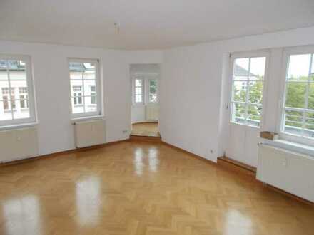 Auerbach: 3 geniale, helle Zimmer, Balkon, Runderker, Parkett - einziehen und wohlfühlen.